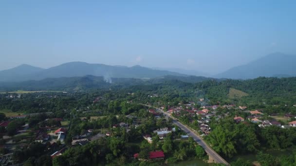 Vang Vieng Πόλη Στο Λάος Δει Από Τον Ουρανό — Αρχείο Βίντεο