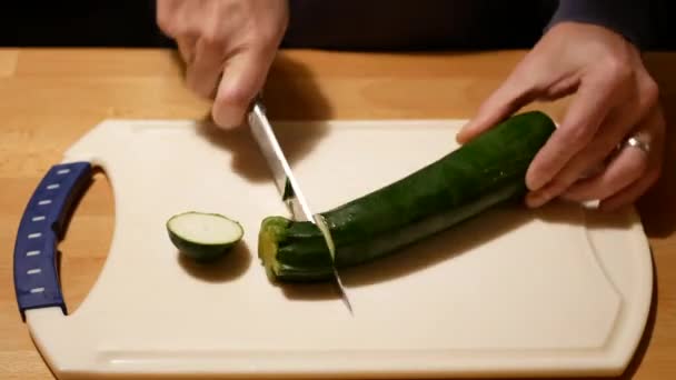 切碎新鲜的胡瓜 — 图库视频影像