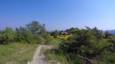 Fransa 'daki Luberon doğal parkının göbeğinde yürü.