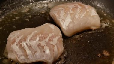 Erimiş tereyağında pişmiş morina.