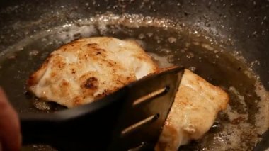 Erimiş tereyağında pişmiş morina.