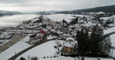Fransa 'nın Doubs kentindeki Saint-Point-Lac köyü gökyüzünden görüldü