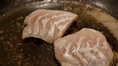 Erimiş tereyağında pişmiş morina.