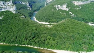 Fransa 'daki Ardeche vadileri gökyüzünden görünüyor.