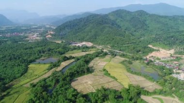 Laos 'taki Vang Vieng şehrinin çevresindeki manzara gökyüzünden görünüyor.