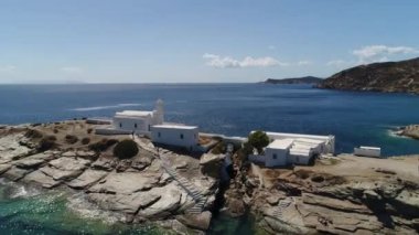 Yunanistan 'ın Kiklad adasındaki Sifnos adasındaki Faros' taki Chrisopigi Manastırı