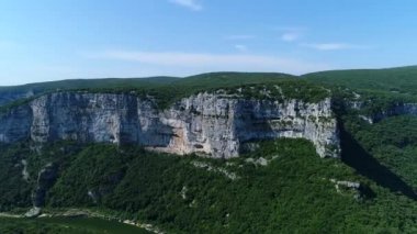 Fransa 'daki Ardeche vadileri gökyüzünden görünüyor.