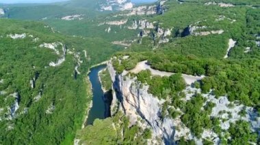 Fransa 'daki Ardeche vadileri gökyüzünden görünüyor.