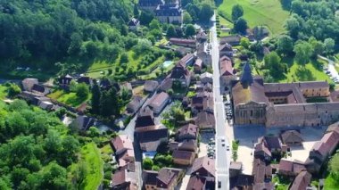 Fransa 'nın Perigord kentindeki Le Buisson de Cadouin köyü gökyüzünden görüldü.