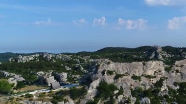 Fransa 'nın Bouches-du-Rhone şehrinde gökyüzünden Les Baux-de-Provence köyü