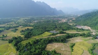 Laos 'taki Vang Vieng şehrinin çevresindeki manzara gökyüzünden görünüyor.