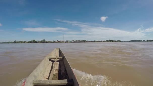 Promenade en barque sur le fleuve Mékong dans les Si Phan Don ou "4 000 îles" près de Don Det au sud du Laos — Stockvideo