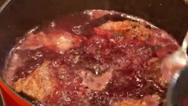 Beredning Traditionellt Bourgognenötkött Med Rött Bourgognevin — Stockvideo