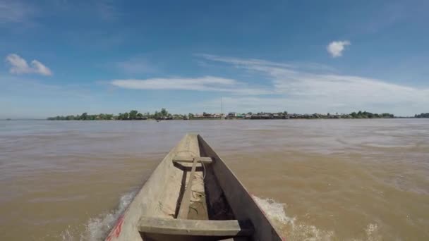 Promenade en barque sur le fleuve Médickong dans les Si Phan Don ou "4 000 jalá" pre.net s de Don Det au sud du Laos — Vídeo de stock