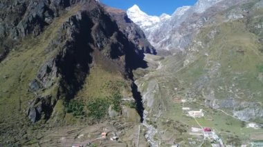 Hindistan 'ın Badrinath eyaleti Uttarakhand gökyüzünden görüldü.