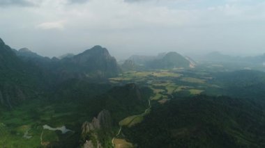 Laos 'ta Vang Vieng kasabası yakınlarındaki doğa manzarası gökyüzünden görülüyor.