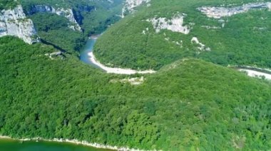 Fransa 'daki Ardeche vadileri gökyüzünden görünüyor.