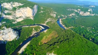 Fransa 'daki Ardeche vadileri gökyüzünden görünüyor.