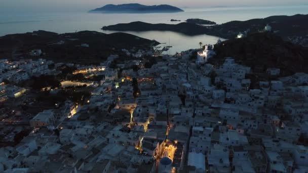 Village de Chora sur l 'Breezle d' Ios vue de nuit – stockvideo