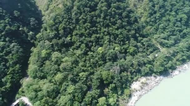 空からインドのウッタラーカンド州に近いガンジス川 — ストック動画