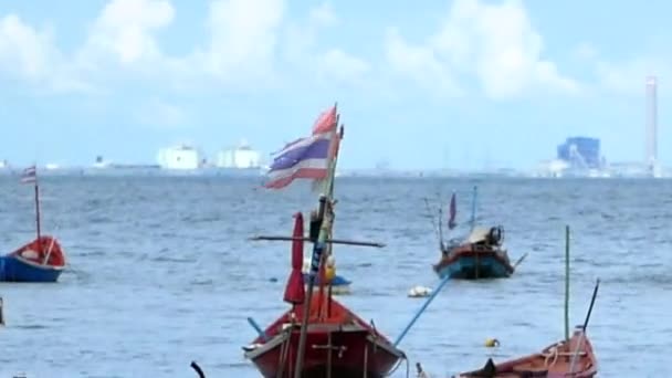 タイのラヨーンにあるPhla Ban Chang プラバンチャン のBan Kru Changビーチでの漁船 — ストック動画