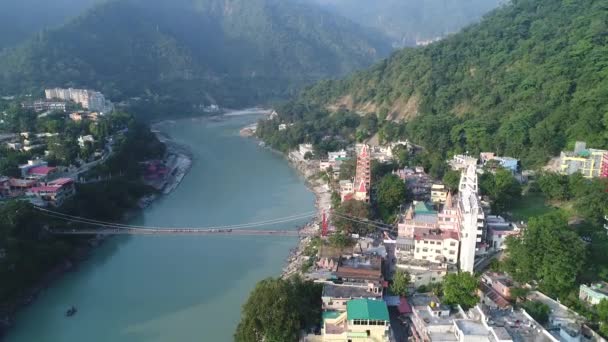 Die Stadt Rishikesh Indischen Bundesstaat Uttarakhand Vom Himmel Aus Gesehen — Stockvideo