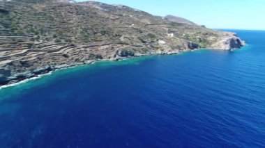 Sifnos Adası 'ndaki Kastro Sifnou plajı Yunanistan' ın sikladında gökyüzünden