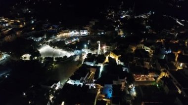 Ios adasındaki Chora köyü. Gece ve gökyüzü manzaralı.