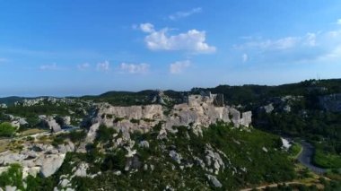 Fransa 'nın Bouches-du-Rhone şehrinde gökyüzünden Les Baux-de-Provence köyü