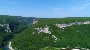 Fransa 'daki Ardeche vadileri gökyüzünden görünüyor.