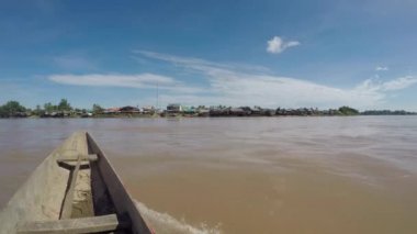 Promenade en barque sur le fleuve Mékong dans les Si Phan Don ou 