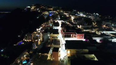 Yunanistan 'ın Kiklad kentindeki Santorini kasabası hava gece görüşü