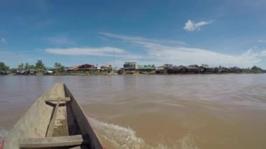 Promenade en barque sur le fleuve Mékong dans les Si Phan Don ou 