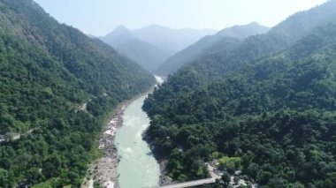 Ganj Nehri, Hindistan 'ın Uttarakhand eyaletine yakın bir yerde, gökyüzünden.