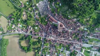 Saint-Cyprien köyü en Périgord en France vue du ciel