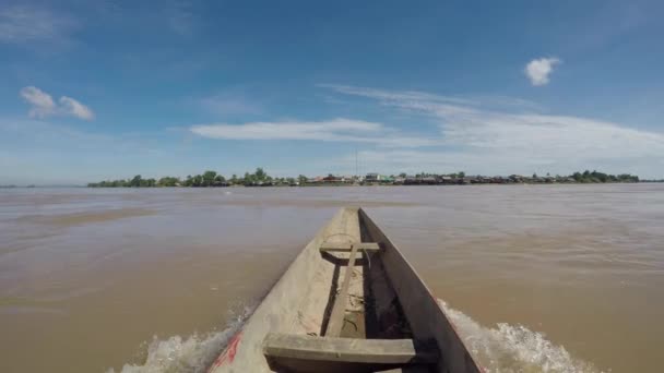 Promenade en barque sur le fleuve Médickong dans les Si Phan Don ou "4 000 jalá" pre.net s de Don Det au sud du Laos — Vídeo de stock