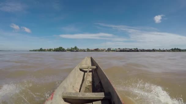 Promenade en barque sur le fleuve Mékong dans les Si Phan Don ou "4 000 îles" prèmes de Don Det au sud du Laos — Video Stock