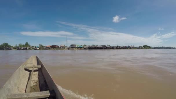 Promenade en barque sur le fleuve Mékong dans les Si Phan Don ou "4000 île" près de Don Det au sud du Laos — Stok video