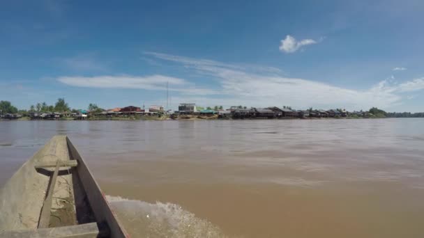 Promenade en barque sur le fleuve Mékong dans les Si Phan Don ou "4 000 îles" prèmes de Don Det au sud du Laos — Video Stock