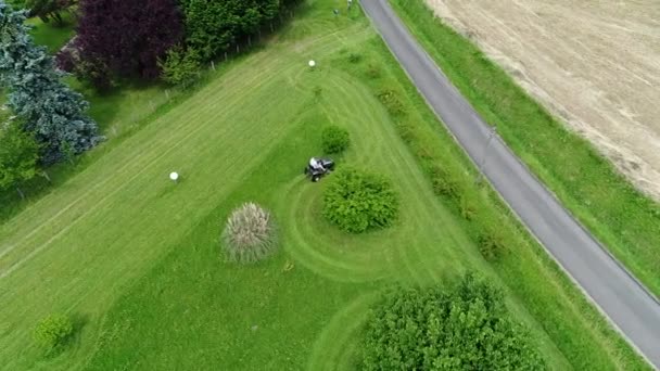 骑着割草机从天上看到的行动 — 图库视频影像