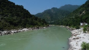 Hindistan 'ın Uttarakhand Eyaleti yakınlarındaki Ganj nehri gökyüzünden görülüyor.