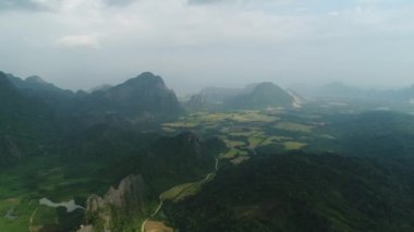 Laos 'ta Vang Vieng kasabası yakınlarındaki doğa manzarası gökyüzünden görülüyor.