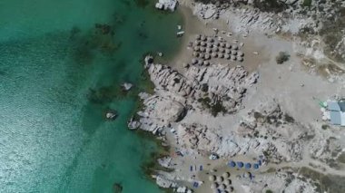 Yunanistan 'ın Cyclades bölgesindeki Paros adasındaki Naoussa' daki Piperi plajı hava manzaralı
