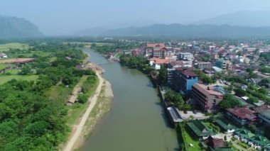Laos 'ta gökyüzünden görünen Vang Vieng şehri.