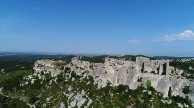 Fransa 'nın Bouches-du-Rhone şehrinde gökyüzünden Les Baux-de-Provence köyü