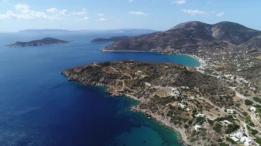 Sifnos adasındaki Faros plajı Yunanistan 'da gökyüzünden görülen sikladlarda