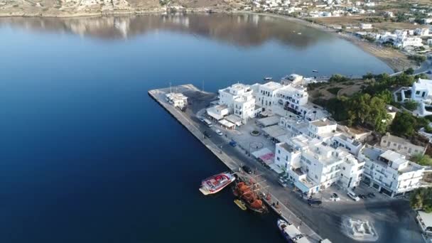 Dorp Koubara sur l 'île d' Ios vue du ciel — Stockvideo