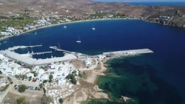 İsa de Sérifos dans les Cyclades en Grèce vue du ciel