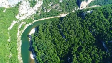 Fransa 'daki Ardeche vadileri gökyüzünden görünüyor.