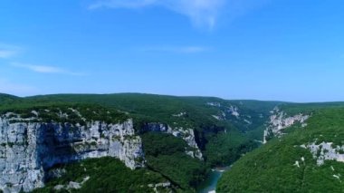 Fransa 'daki Ardeche vadileri gökyüzünden görünüyor.